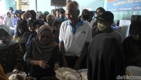 Selain memberikan makanan gratis, rumah makan ini juga terkadang membagikan sembako seperti beras kepada warga yang membutuhkan.