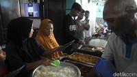 Rumah makan gratis ini didirikan oleh Aditya Prayoga (32) dengan tujuan memberikan makanan gratis kepada masyarakat yang membutuhkan, terutama bagi mereka yang kesulitan ekonomi.