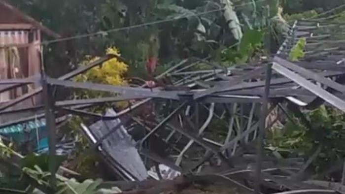 Rumah warga di Bone Bolango rusak tertimpa tower listrik yang roboh.
