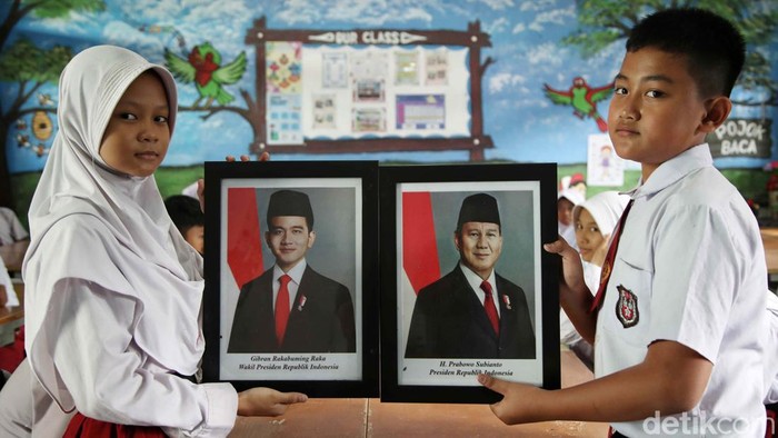 Foto Presiden dan Wakil Presiden Prabowo Subianto dan Gibran Rakabuming sudah terpsang di sekolah-sekolah. Seperti terlihat di SDN 01-03 Sungai Bambu, Jakarta.
