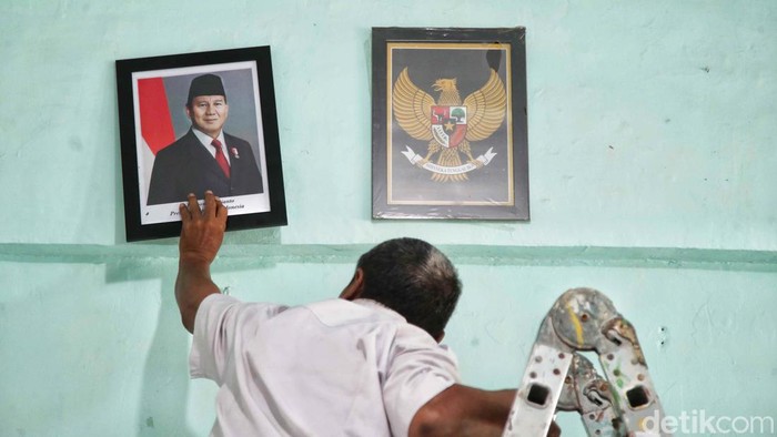Foto Presiden dan Wakil Presiden Prabowo Subianto dan Gibran Rakabuming sudah terpsang di sekolah-sekolah. Seperti terlihat di SDN 01-03 Sungai Bambu, Jakarta.