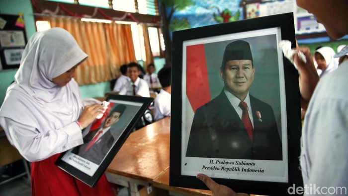 Foto Presiden dan Wakil Presiden Prabowo Subianto dan Gibran Rakabuming sudah terpsang di sekolah-sekolah. Seperti terlihat di SDN 01-03 Sungai Bambu, Jakarta.