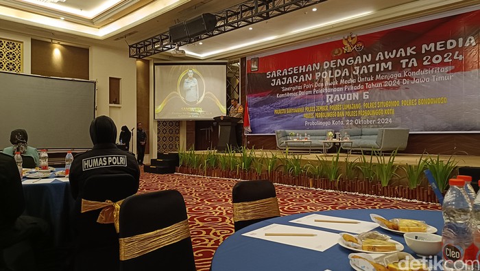 Sarasehan media dengan Bid Humas Polda Jatim