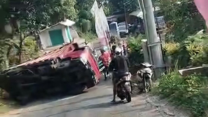 Satu unit truk mengalami kecelakaan karena tak kuat menanjak di Cariu, Bogor, Jawa Barat. Truk pengangkut pakan ternak itu lalu mundur dan menimpa pikap. (dok Istimewa)
