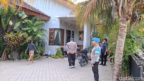 Sejumlah provos hendak menangkap Rudy Soik di rumahnya di Kupang, Senin (21/10/2024).