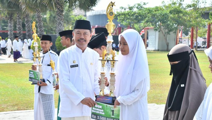 Sekda Edy Rasiyadi memberi piala dan uang pembinaan untuk santri pemenang lomba baca kitab antar-Ponpes.