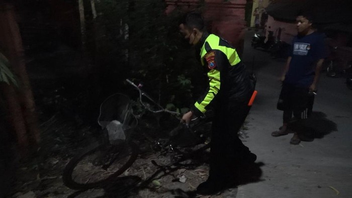 Sepeda korban tewas tertabrak truk di Mojokerto