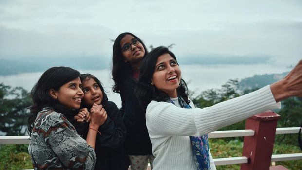 Wisatawan selfie di Shillong, India