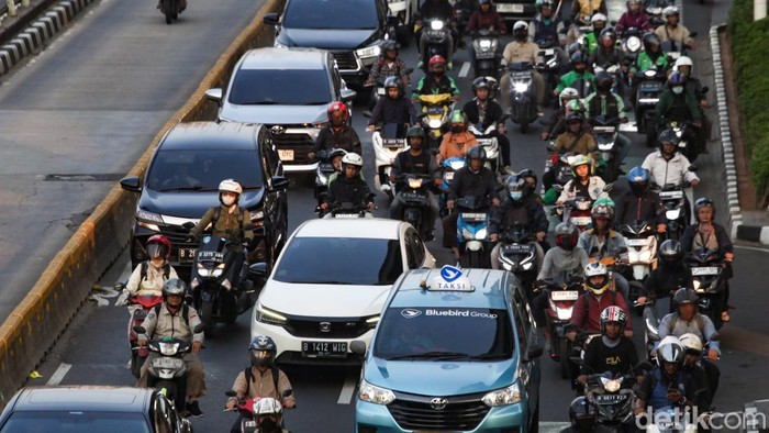 Studi Sebut Motor Jadi Salah Satu Penyumbang Polusi Terbesar di Jakarta Truk dan sepeda motor disebut menjadi penyumbang terbesar polusi udara di Jakarta. Hal itu terungkap dalam studi hasil pemetaan sumber emisi di sektor transportasi Jakarta.