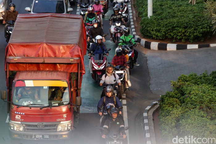 Truk dan sepeda motor disebut menjadi penyumbang terbesar polusi udara di Jakarta. Hal itu terungkap dalam studi hasil pemetaan sumber emisi di sektor transportasi Jakarta.