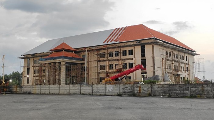 Tahap pembangunan gedung untuk PN Badung yang ditarget selesai akhir tahun 2024. (Agus Eka/detikBali)