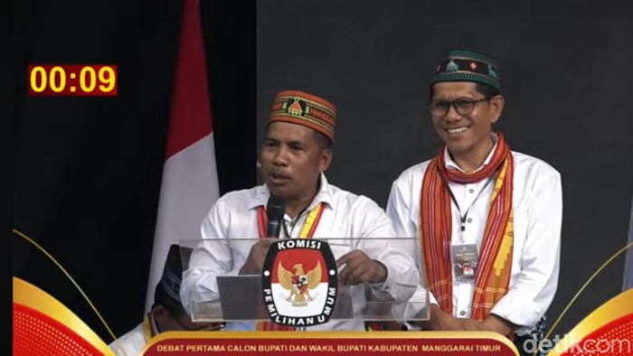 Tangkapan layar paslon bupati-wakil bupati Manggarai Timur, NTT, Siprianus Habur-Lucius Modo (Harum) memaparkan visi misi dalam debat publik pertama, Selasa (22/10/2024)