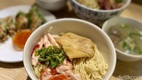 Kamu bisa pesan Bakmi Naga Merah seharga Rp 29.500. Disajikan dengan topping ayam panggang charsiu merah, pangsit goreng, dan dua bakso lengkap dengan kuah kaldunya di wadah terpisah. Foto: detikcom/Riska Fitria