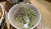 Sebagai menu pelengkap ada menu Super Kuotie seharga Rp 20.000. Seporsinya disajikan sebanyak empat buah dengan taburan daun bawang. Foto: detikcom/Riska Fitria