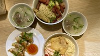 Toko Bakmi Feng ini buka setiap hari Pasar Cihapit blok B9-B10, buka di jam 08.00-18.00. Selain itu, ada juga cabangnya The Hallway Space Bandung di jam 11.00-20.30. Foto: detikcom/Riska Fitria