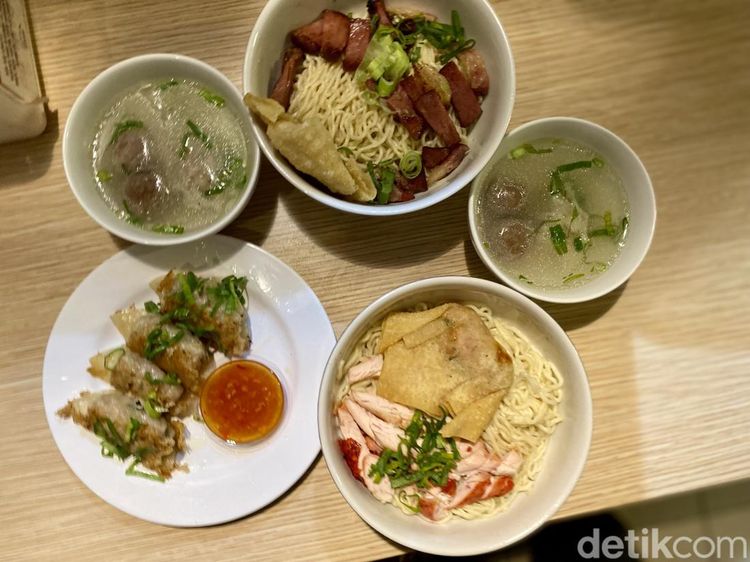 Manis Smoky Bakmi Naga Merah Nyempil di Pasar Cihapit Bandung