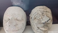 Selain kayu, bahan yang biasa digunakan untuk membuat topeng ini adalah bahan resin fiber. Meski berbahan resin, namun topeng dengan bahan ini juga bisa digunakan untuk sebuah pertunjukan seni tari.