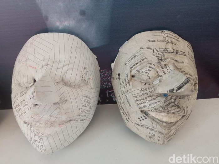 Topeng khas Cirebon.