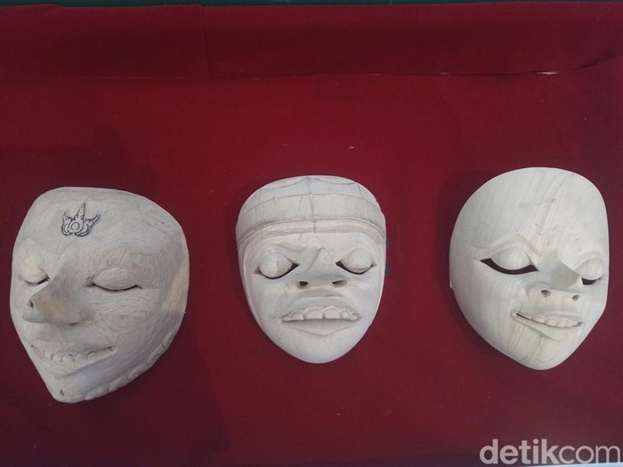 Topeng khas Cirebon.