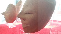 Menariknya, ternyata ada berbagai macam bahan yang biasa digunakan untuk membuat topeng ini. Seperti kayu, kertas, resin hingga tanah liat.