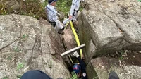 Berlokasi di Hunter Valley, Australia, singkat cerita ia kemudian terjebak dalam posisi terbalik selama tujuh jam sebelum akhirnya berhasil diselamatkan.