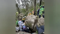 Selama tujuh jam berikutnya, polisi, ambulans, pemadam kebakaran, dan kru penyelamat sukarelawan bekerja untuk membebaskannya. Ia berhasil lolos dengan hanya mengalami luka gores dan memar ringan. Wanita tersebut dibawa ke rumah sakit untuk diobservasi. Namun, ponselnya masih terjebak di antara bebatuan.
