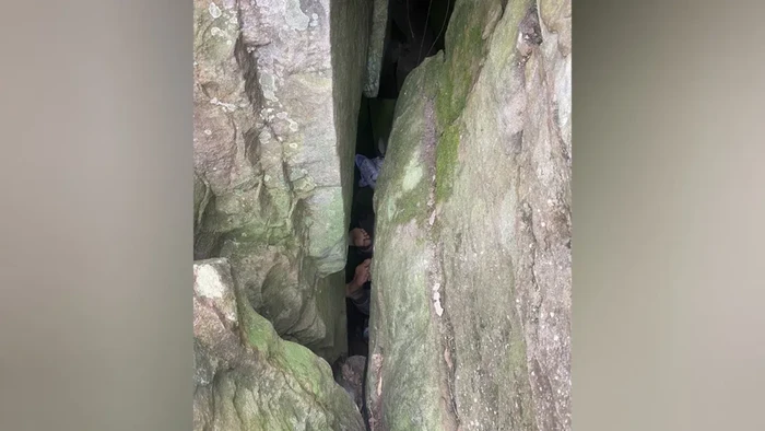 Traveler terjebak di lubang sempit di antara bebatuan