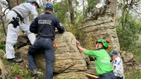 Enam batu besar harus disingkirkan sebelum tim penyelamat dapat mendekat dan menyentuh kakinya secara langsung.