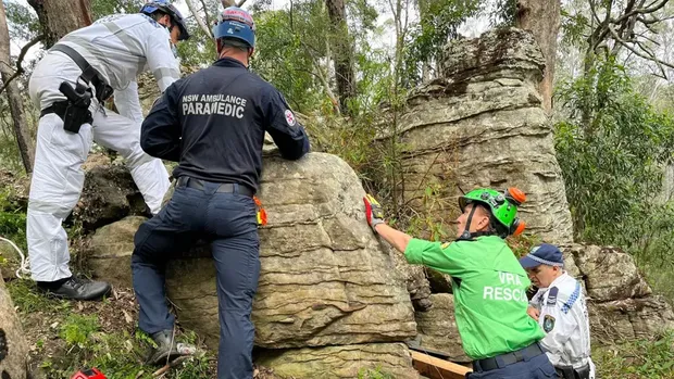 Traveler terjebak di lubang sempit di antara bebatuan