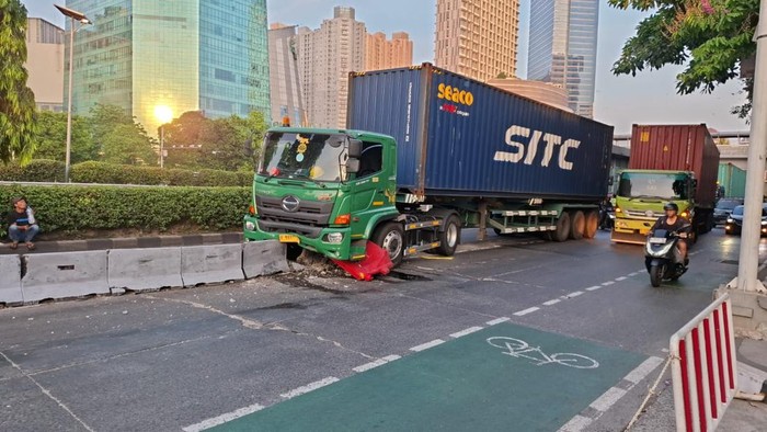 Truk kontainer menabrak separator di Jalan Layang Gelong, Jakarta Barat, Selasa (22/10/2024) pagi.