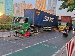 Truk Kontainer Tabrak Separator, Lalin Layang Gelong Jakbar Macet