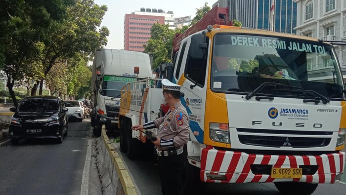Truk menabrak separator busway di Jalan S Parman dievakuasi mobil derek.
