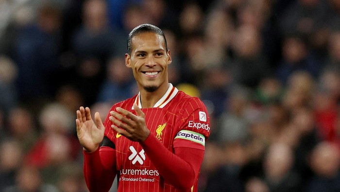 FILE PHOTO: Soccer Football - Premier League - Liverpool v Chelsea - Anfield, Liverpool, Britain - October 20, 2024 Liverpools Virgil van Dijk applauds fans after the match REUTERS/Phil Noble EDITORIAL USE ONLY. NO USE WITH UNAUTHORIZED AUDIO, VIDEO, DATA, FIXTURE LISTS, CLUB/LEAGUE LOGOS OR LIVE SERVICES. ONLINE IN-MATCH USE LIMITED TO 120 IMAGES, NO VIDEO EMULATION. NO USE IN BETTING, GAMES OR SINGLE CLUB/LEAGUE/PLAYER PUBLICATIONS. PLEASE CONTACT YOUR ACCOUNT REPRESENTATIVE FOR FURTHER DETAILS../File Photo