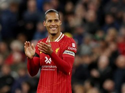 Meski musim ini banyak disorot, Virgil van Dijk punya peran krusial saat mengantar Liverpool juara Premier League 2024/2025. Foto: REUTERS/Phil Noble