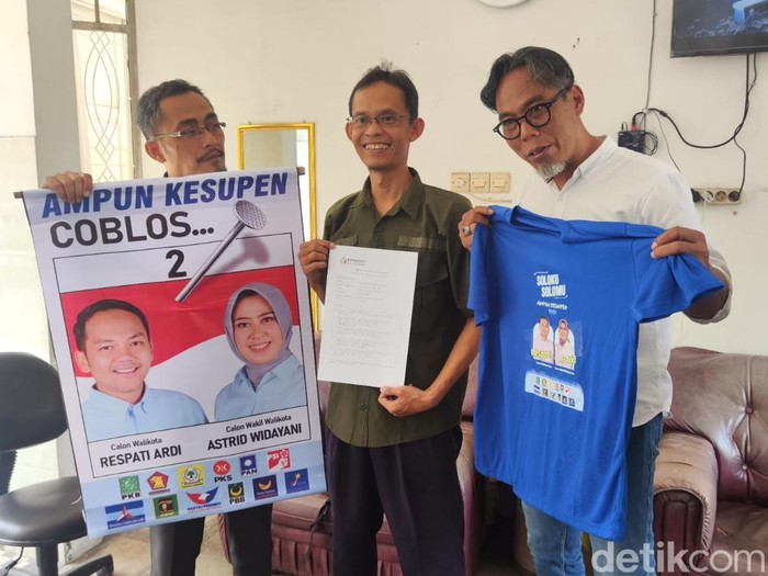 Wakil Ketua DPC PBB Kota Solo, Tri Sapto Pamungkas (tengah) di Kantor Bawaslu Solo, Selasa (22/10/2024).