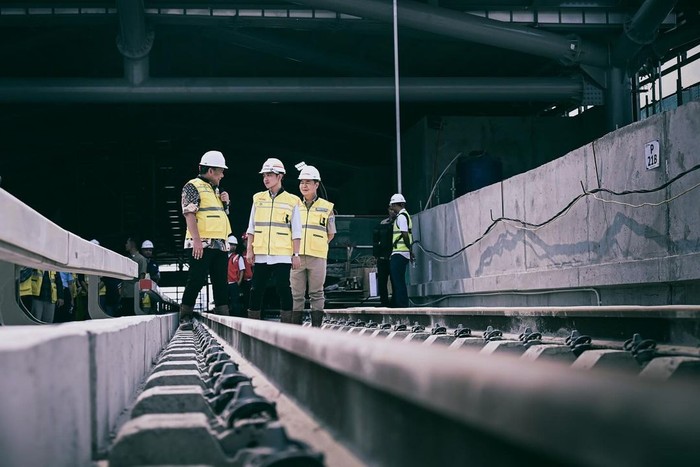 Wapres Gibran Cek Proyek LRT Velodrome-Manggarai, Harap Selesai Tepat Waktu.