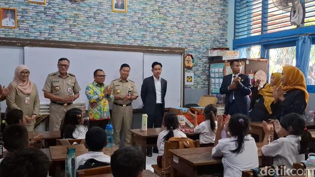 Wapres Gibran Rakabuming menyambangi SDN 03 Menteng, Jakpus untuk meninjau uji coba program makan bergizi gratis. (Brigitta Belia/detikcom)