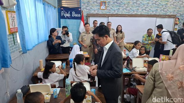 Wapres Gibran Rakabuming menyambangi SDN 03 Menteng, Jakpus untuk meninjau uji coba program makan bergizi gratis. (Brigitta Belia/detikcom)