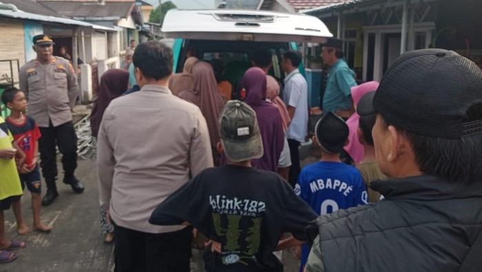 Warga Gandus Palembang dihebohkan dengan pria bunuh diri dengan gorok leher sendiri.