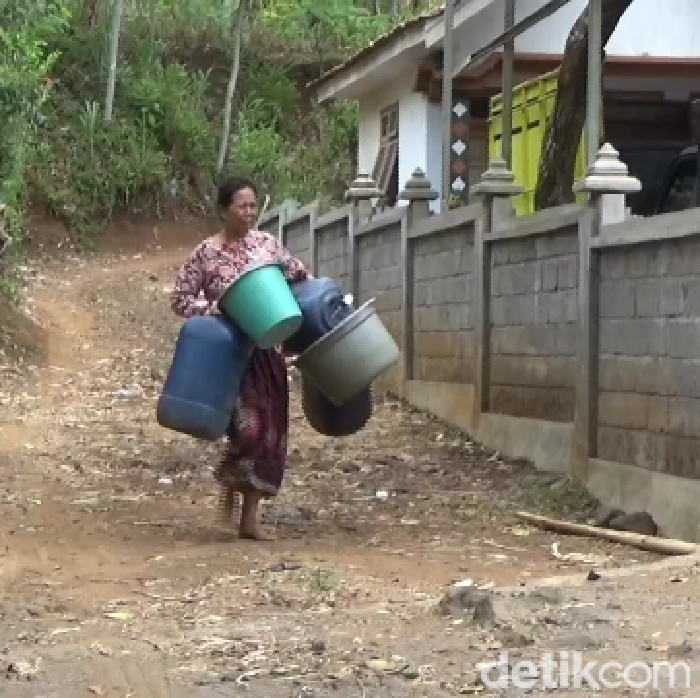 warga lumajang mengambil air bersih