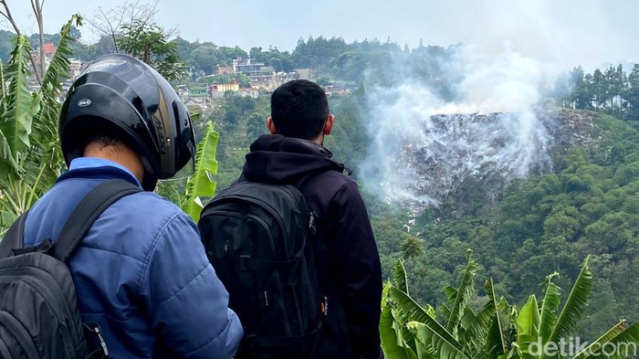 Warga menyaksikan kebakaran tempat pembuangan limbah Bandung..