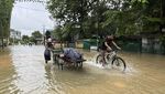 Potret Warga Myanmar Terobos Banjir Pakai Becak