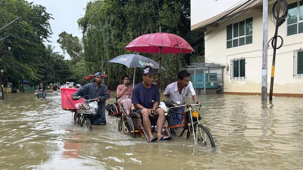 Potret Warga Myanmar Terobos Banjir Pakai Becak