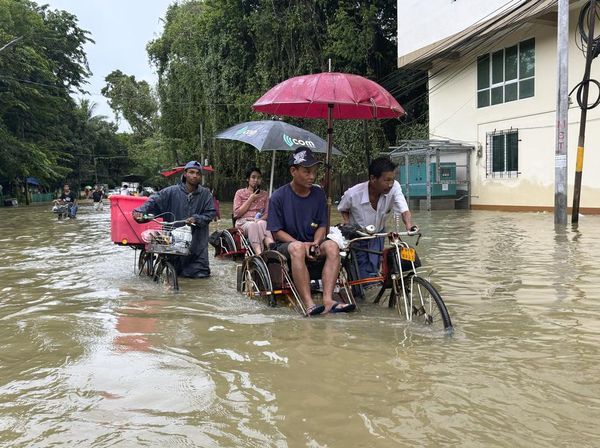 Potret Warga Myanmar Terobos Banjir Pakai Becak