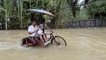Potret Warga Myanmar Terobos Banjir Pakai Becak