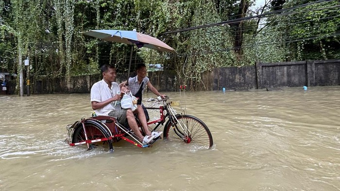 Banjir kembali menggenangi sebagian wilayah di Myanmar. Kali ini banjir disebabkan karena hujan lebat.