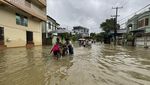 Potret Warga Myanmar Terobos Banjir Pakai Becak