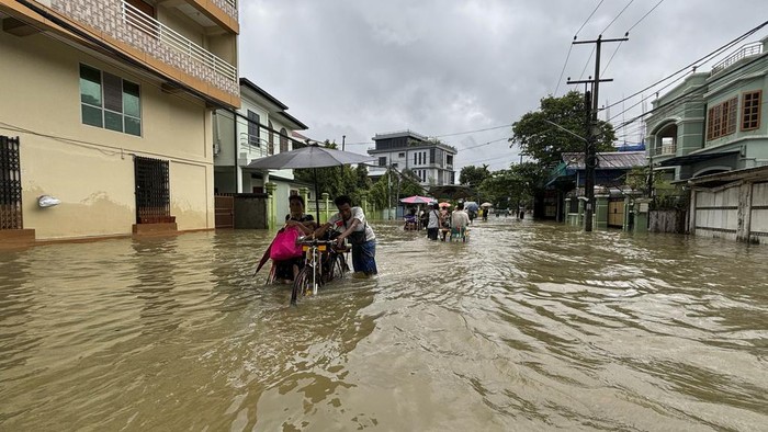 Banjir kembali menggenangi sebagian wilayah di Myanmar. Kali ini banjir disebabkan karena hujan lebat.
