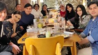 Bekerja bersama banyak penyanyi, Yovie Widianto rutin lakukan pertemuan. Jamuan makan bersama dianggapnya yang paling pas untuk bersilaturahmi. Foto: Instagram/ywpiano