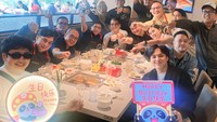 Saat ada kerabatnya yang berulang tahun, acara makan-makan yang ramai dilangsungkan. Restoran hotpot didatangi rombongan ini dengan meriah. Foto: Instagram/ywpiano